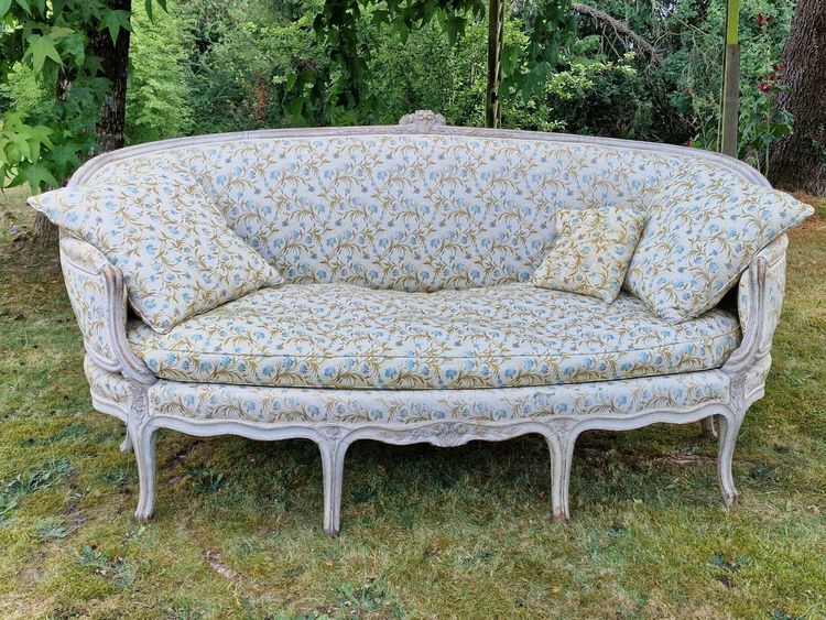 Ottomanensofa aus der Zeit Ludwigs XV., ehemals in der Sammlung Karl Lagerfeld, Château Penhoët