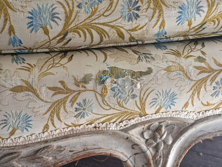 Ottomanensofa aus der Zeit Ludwigs XV., ehemals in der Sammlung Karl Lagerfeld, Château Penhoët