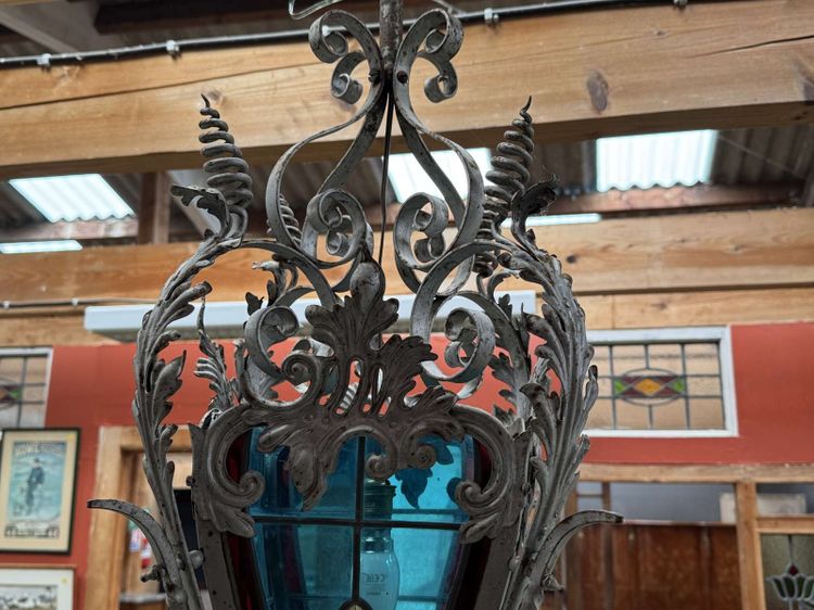 Lanterne en fer forgé et vitraux début XXème 