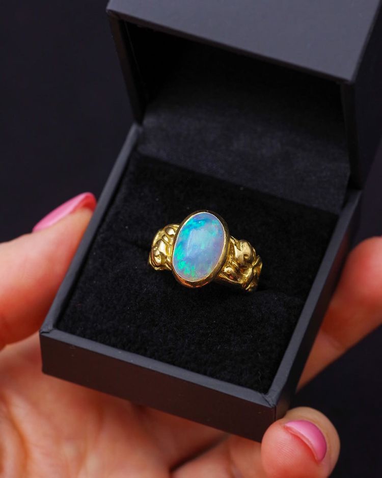 Iris flower opal ring in 18 karats gold, art nouveau style