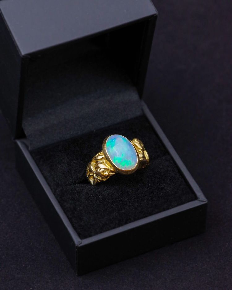 Iris flower opal ring in 18 karats gold, art nouveau style