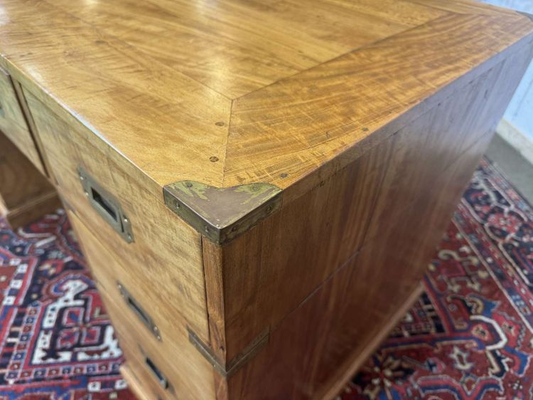 Bureau plat de style marine en acajou blond 