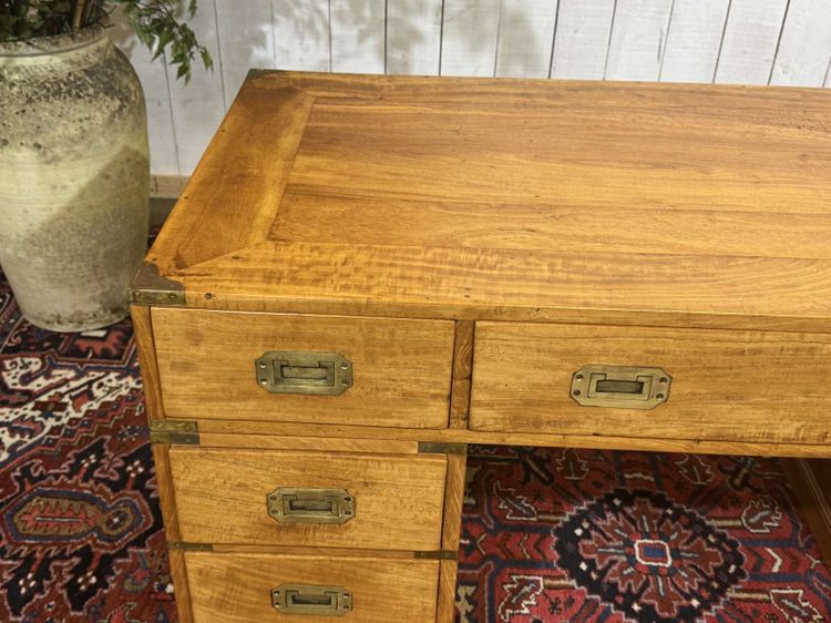 Bureau plat de style marine en acajou blond 