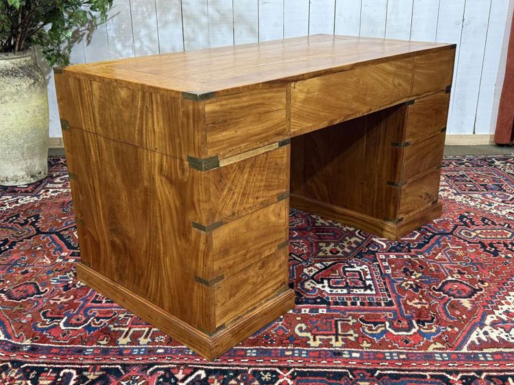 Bureau plat de style marine en acajou blond 