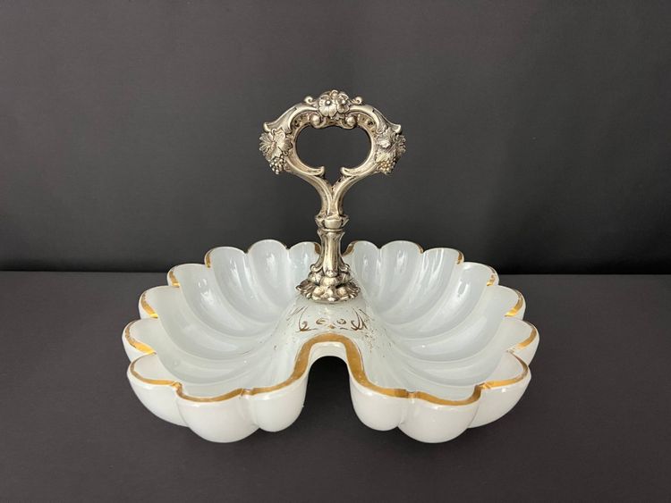 Coupe en opaline blanche et monture en métal argenté, fin XIXe siècle