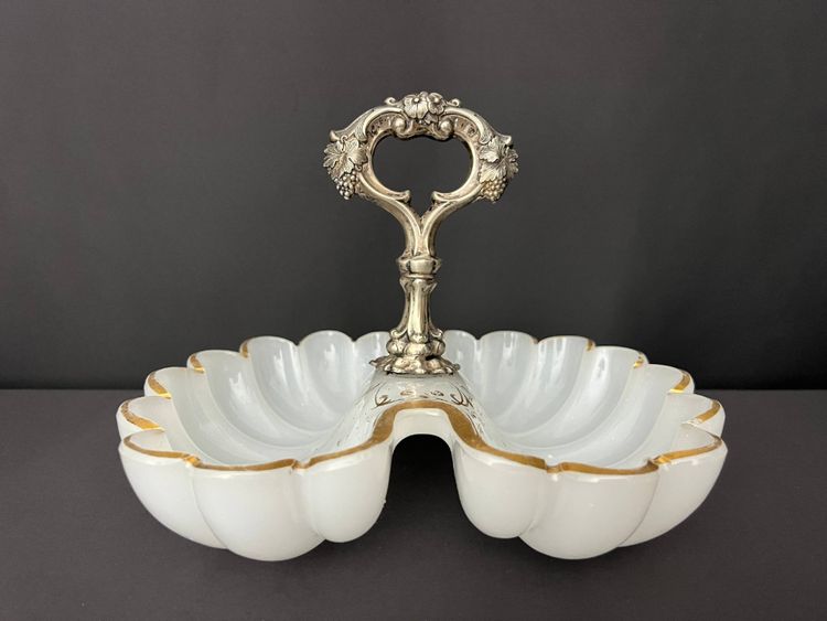 Coupe en opaline blanche et monture en métal argenté, fin XIXe siècle