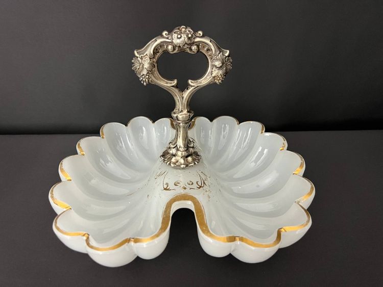 Coupe en opaline blanche et monture en métal argenté, fin XIXe siècle