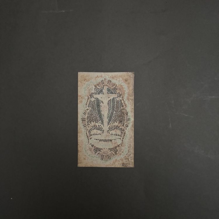 Canivet XVIIIe représentant le Christ en croix travail de dentelle