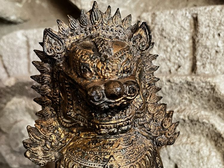 Paar thailändische vergoldete Bronzelöwen, spätes 19. oder frühes 20. Jahrhundert.