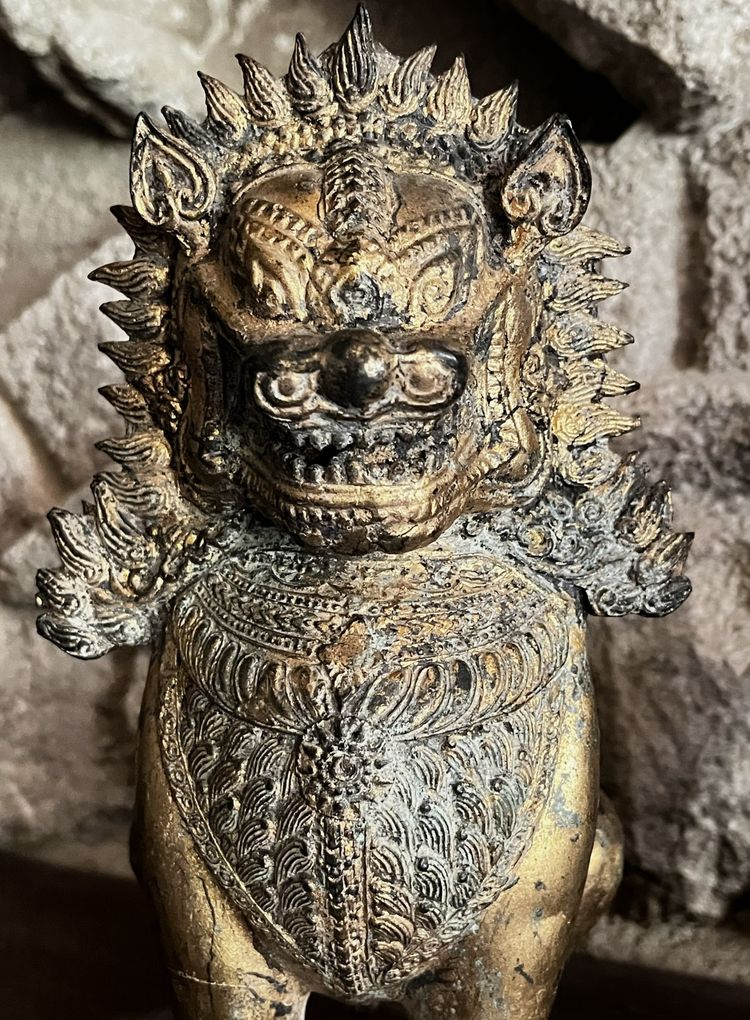 Paar thailändische vergoldete Bronzelöwen, spätes 19. oder frühes 20. Jahrhundert.