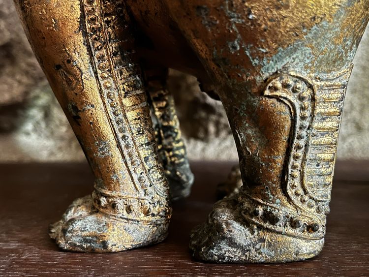 Paar thailändische vergoldete Bronzelöwen, spätes 19. oder frühes 20. Jahrhundert.
