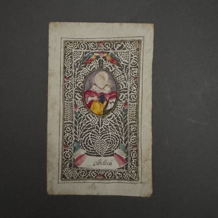 Canivet XVIIIe en dentelle peint à la main représentant une sainte