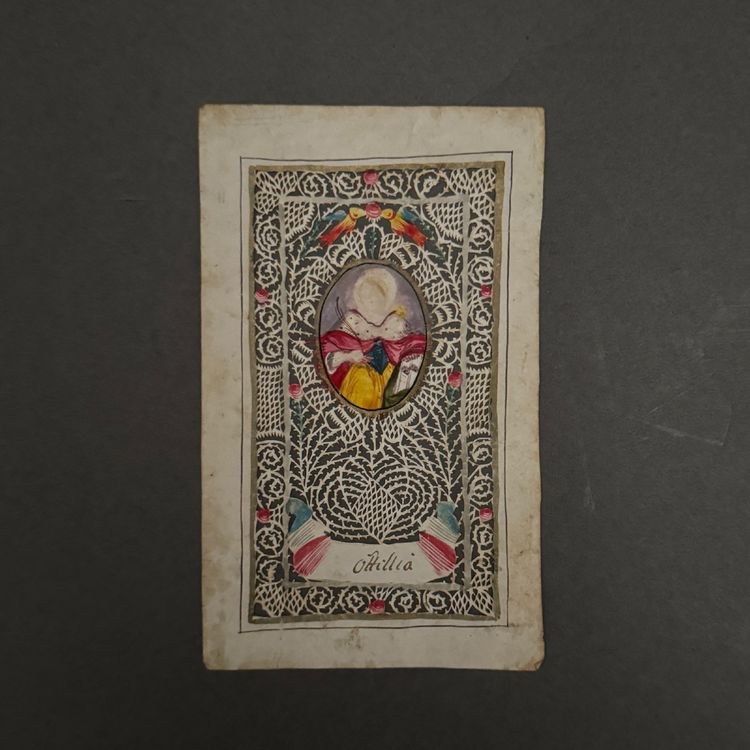 Canivet XVIIIe en dentelle peint à la main représentant une sainte