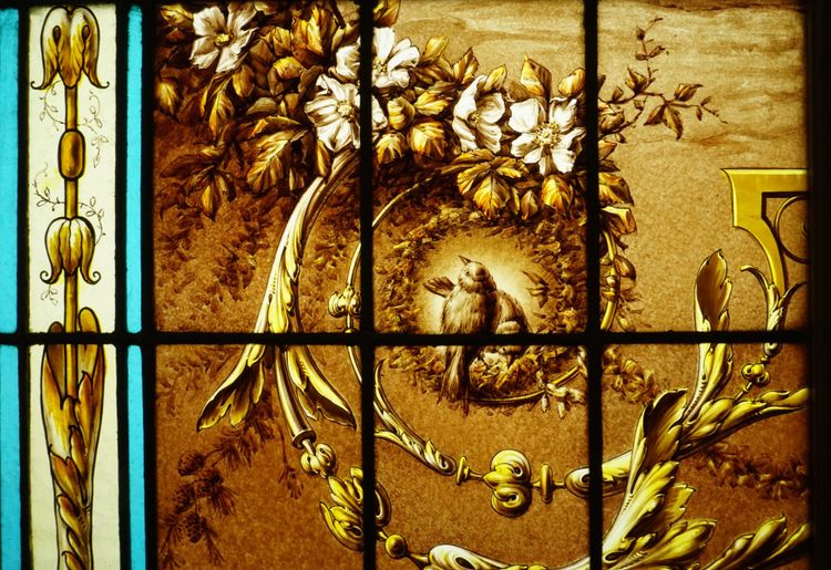 Buntglasfenster – Buntglasfenster – Junge Frau auf dem Land