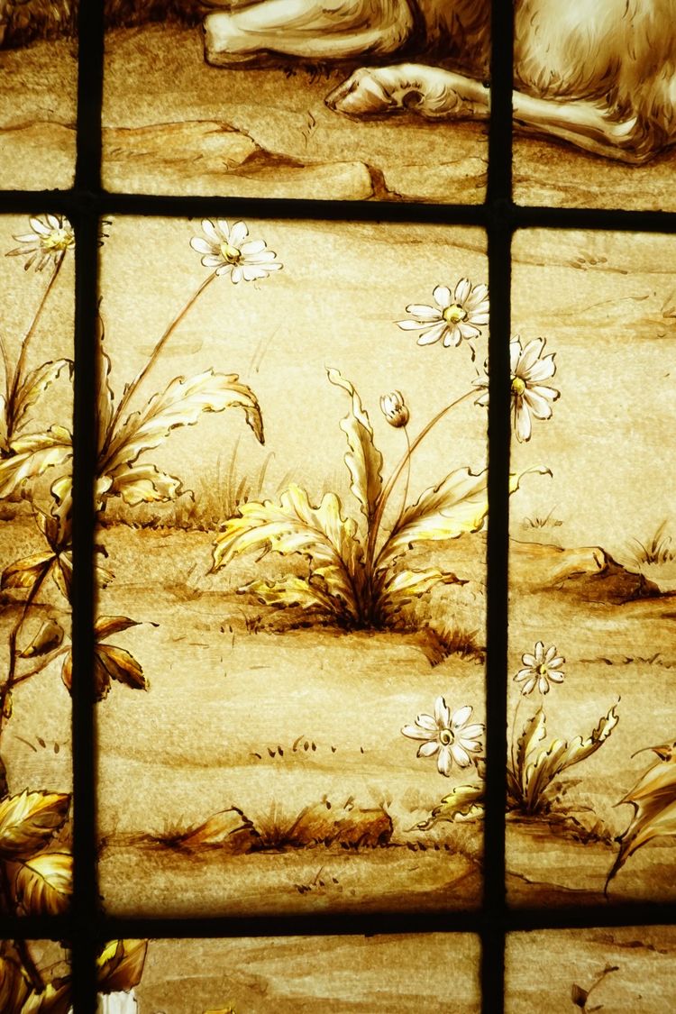 Buntglasfenster – Buntglasfenster – Junge Frau auf dem Land