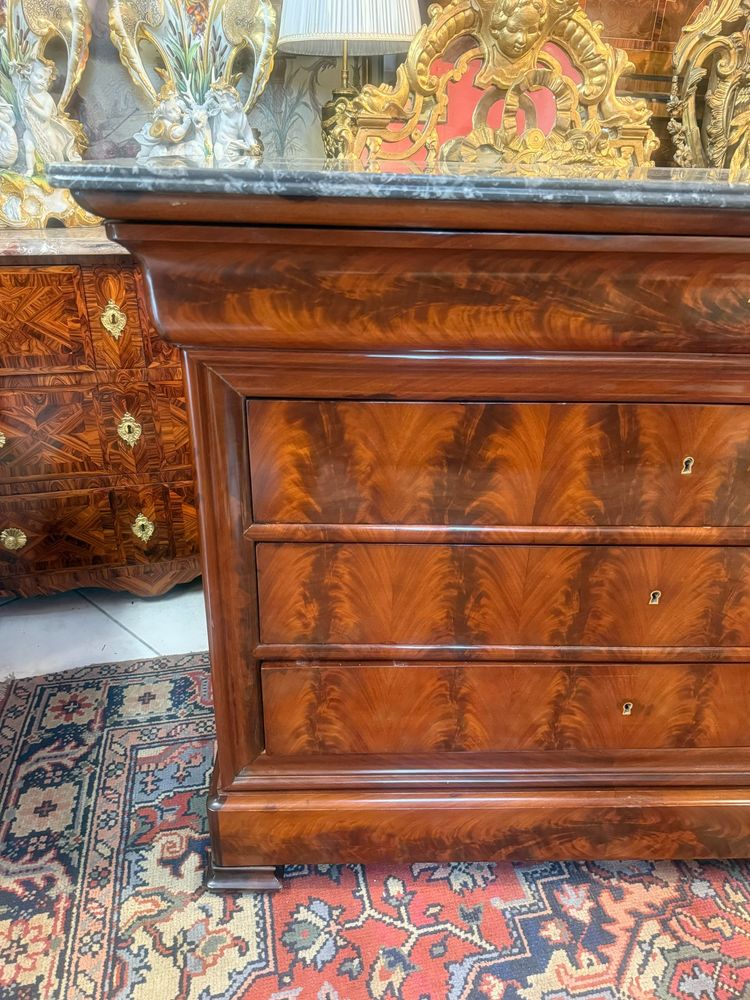 COMMODE EPOQUE LOUIS PHILIPPE EN PLACAGE ACAJOU FLAMME