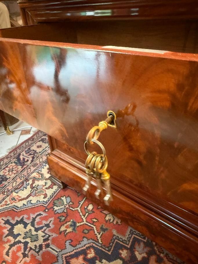 COMMODE EPOQUE LOUIS PHILIPPE EN PLACAGE ACAJOU FLAMME