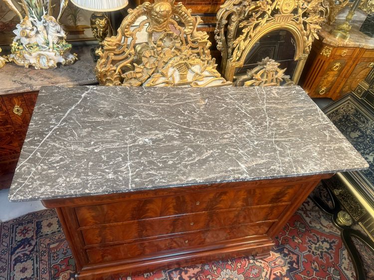 COMMODE EPOQUE LOUIS PHILIPPE EN PLACAGE ACAJOU FLAMME