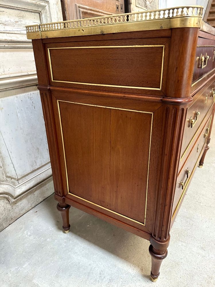 Petite Commode de style Louis XVI en acajou fin 18e siècle 