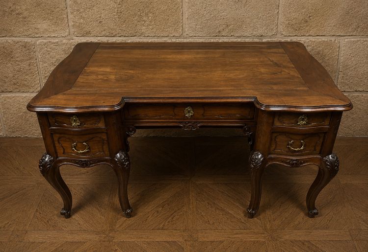 Grand bureau plat en noyer – Style Louis XV - XXeme