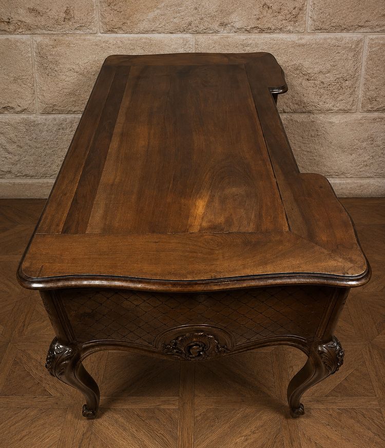 Grand bureau plat en noyer – Style Louis XV - XXeme