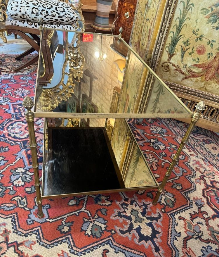 TABLE BASSE EN VERRE EGLOMISEE ATTRIBUEE A LA MAISON BAGUES