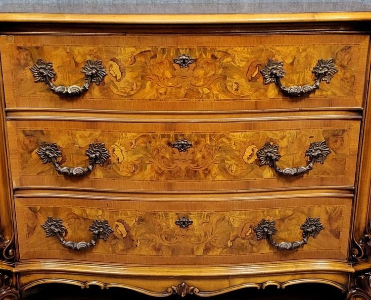 Commode galbée en marqueterie de noyer – Style Louis XV