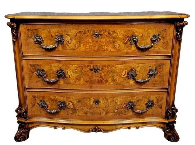Commode galbée en marqueterie de noyer – Style Louis XV