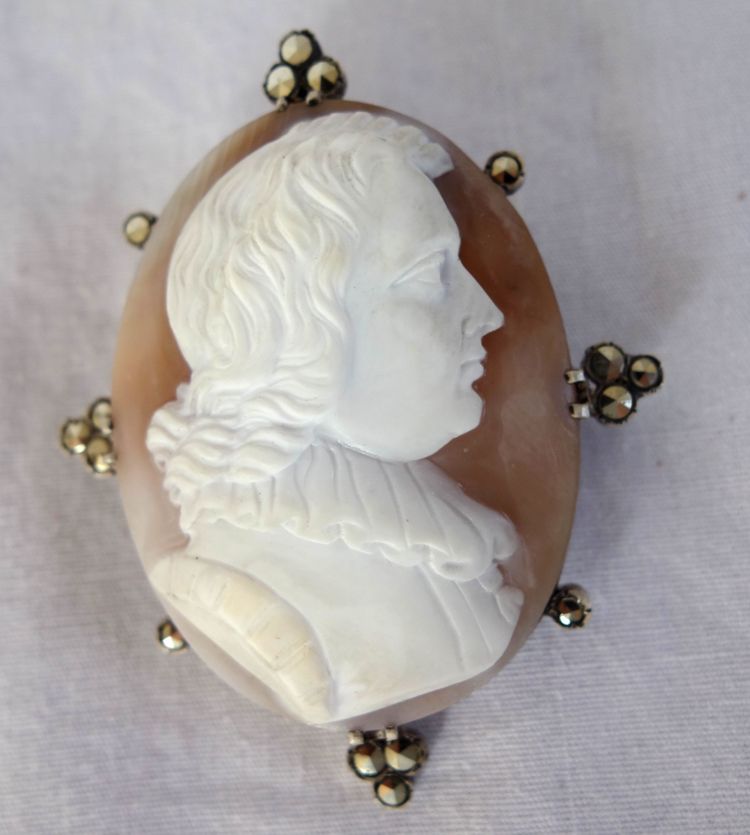 Camée monté en broche sur cadre en. argent et marcassites - fin XIXe siècle