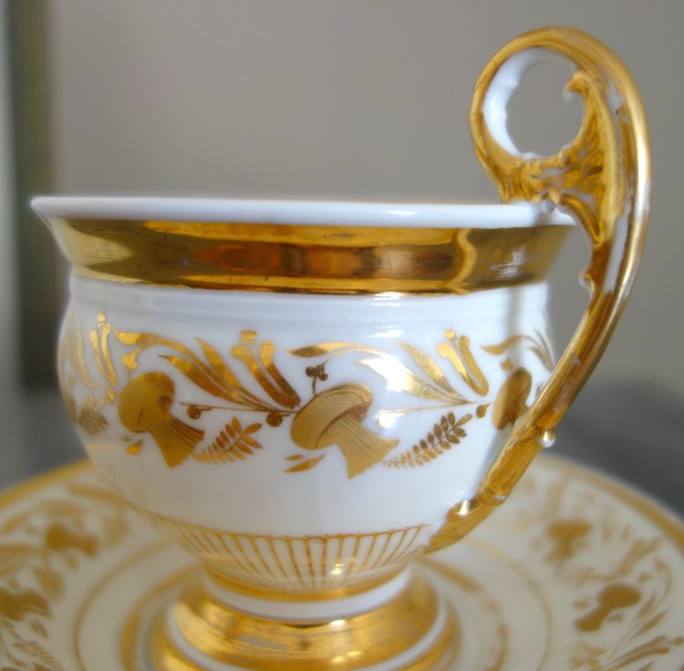 Grande tasse à petit-déjeuner / à chocolat en porcelaine de Paris dorée, époque Empire