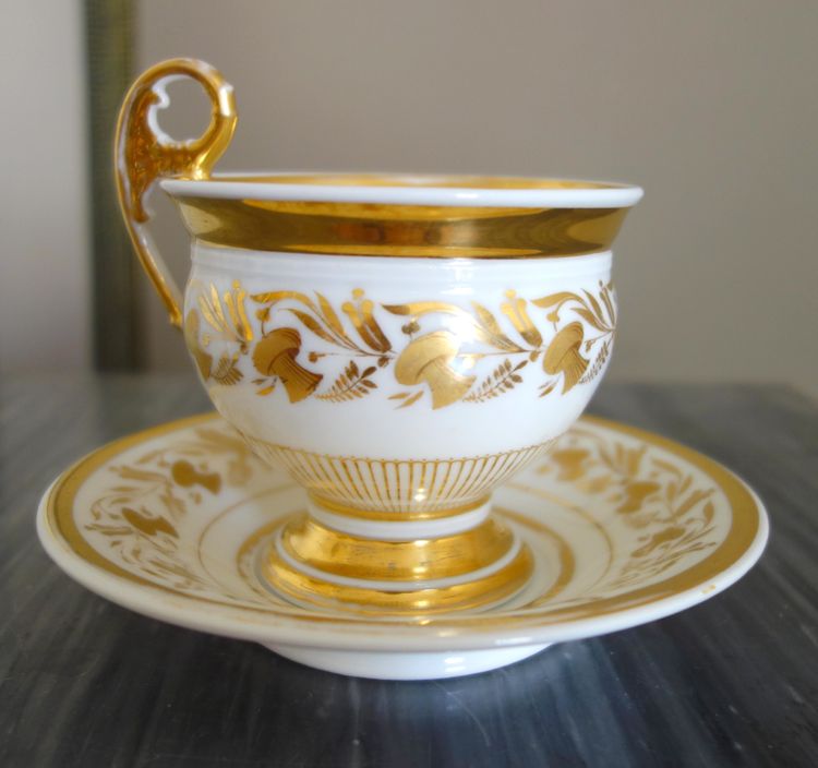 Grande tasse à petit-déjeuner / à chocolat en porcelaine de Paris dorée, époque Empire