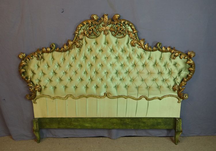Lit rocaille en bois doré