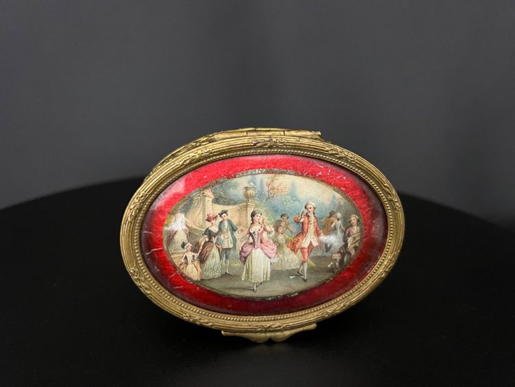 Boîte ovale Napoléon III en bronze doré à miniature galante