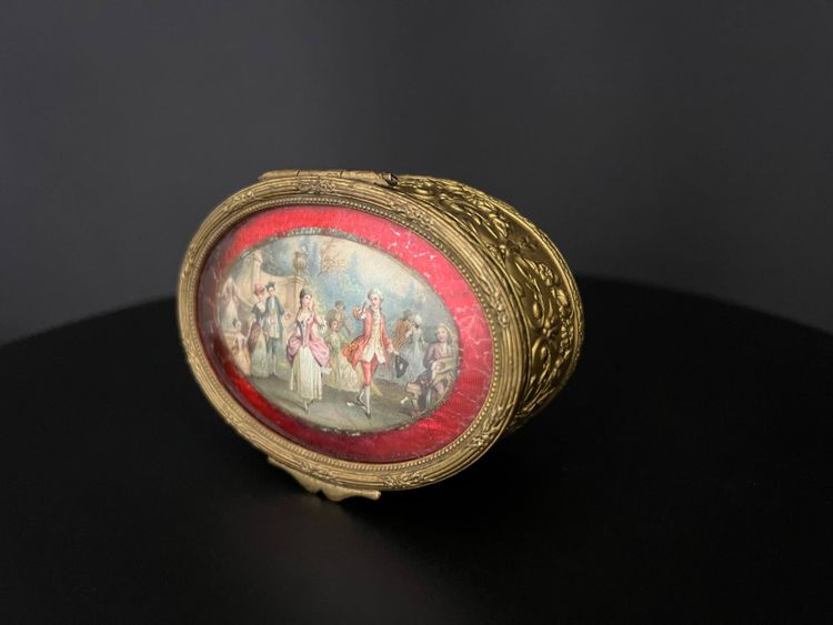 Boîte ovale Napoléon III en bronze doré à miniature galante