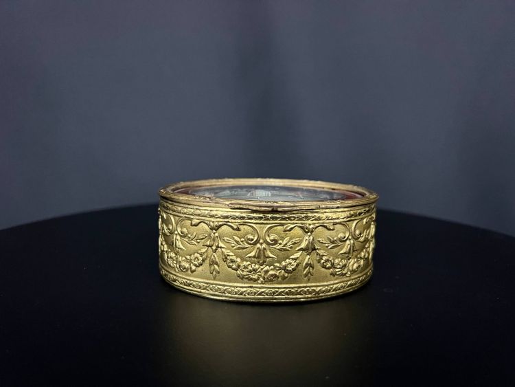 Boîte ovale Napoléon III en bronze doré à miniature galante