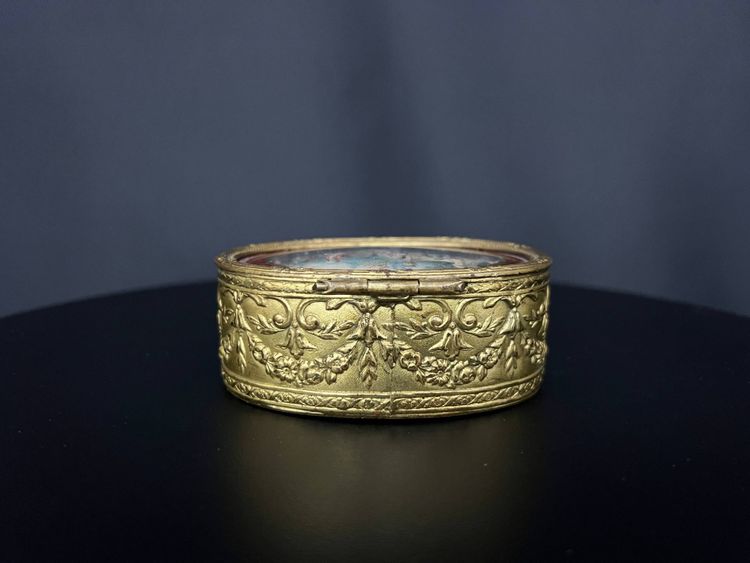 Boîte ovale Napoléon III en bronze doré à miniature galante