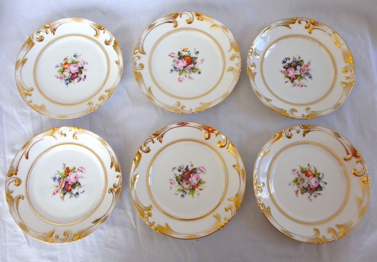 Service à dessert : 12 assiettes et 4 plats en porcelaine de Paris à décor fleuri - vers 1840