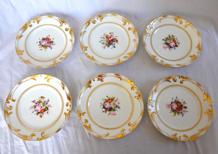 Service à dessert : 12 assiettes et 4 plats en porcelaine de Paris à décor fleuri - vers 1840