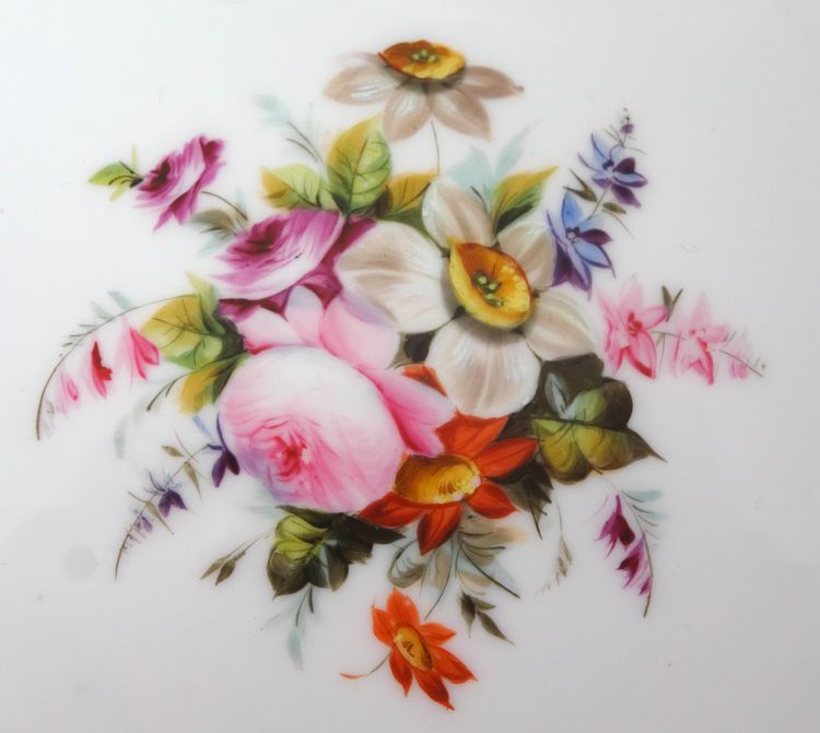 Service à dessert : 12 assiettes et 4 plats en porcelaine de Paris à décor fleuri - vers 1840