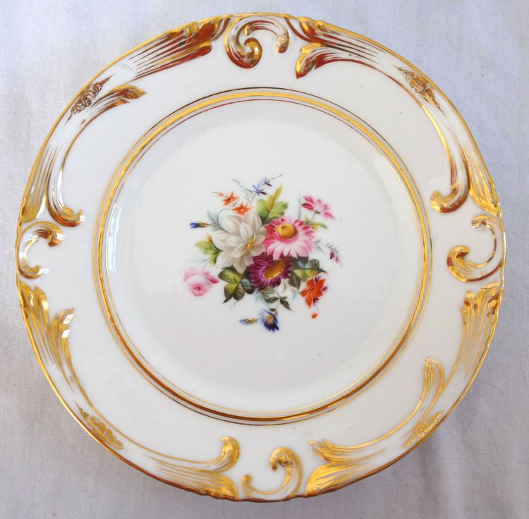 Service à dessert : 12 assiettes et 4 plats en porcelaine de Paris à décor fleuri - vers 1840