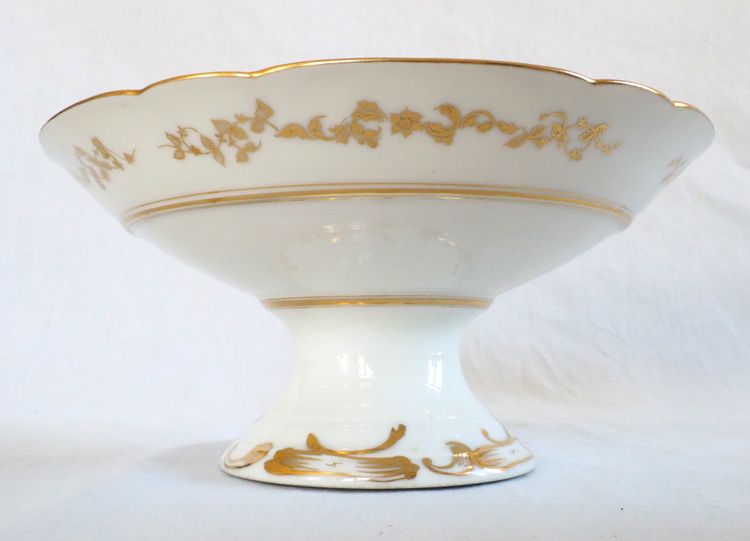 Service à dessert : 12 assiettes et 4 plats en porcelaine de Paris à décor fleuri - vers 1840
