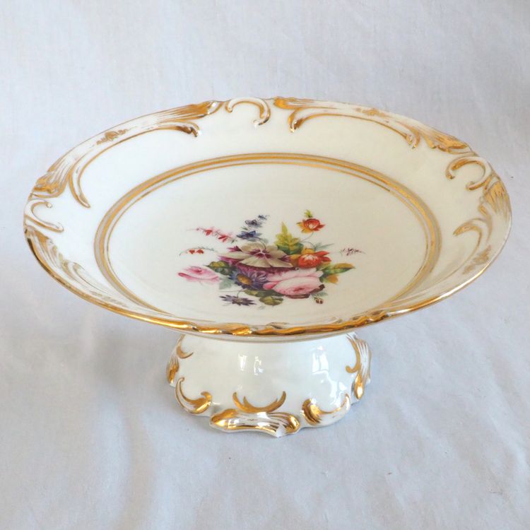 Service à dessert : 12 assiettes et 4 plats en porcelaine de Paris à décor fleuri - vers 1840