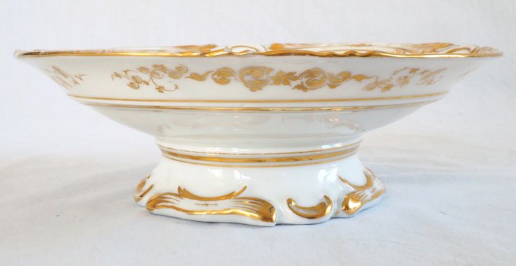 Service à dessert : 12 assiettes et 4 plats en porcelaine de Paris à décor fleuri - vers 1840