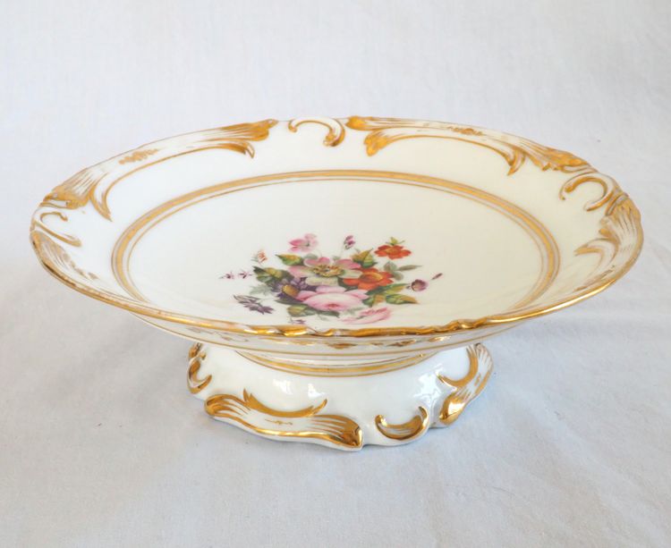 Service à dessert : 12 assiettes et 4 plats en porcelaine de Paris à décor fleuri - vers 1840