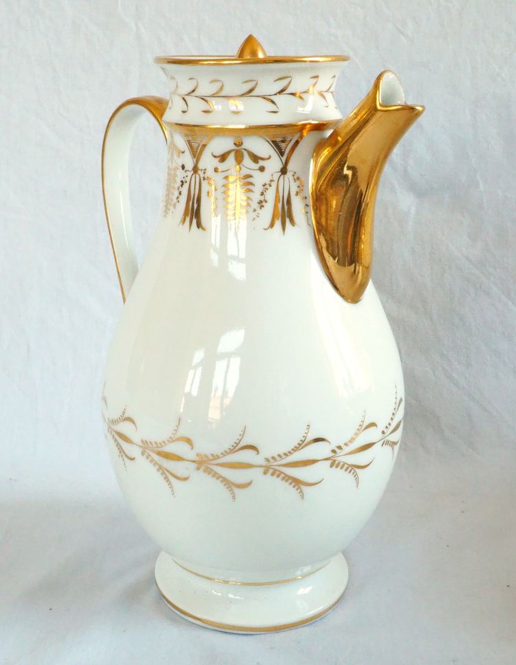Empire-era coffee pot made of Paris porcelain with fine gold decoration