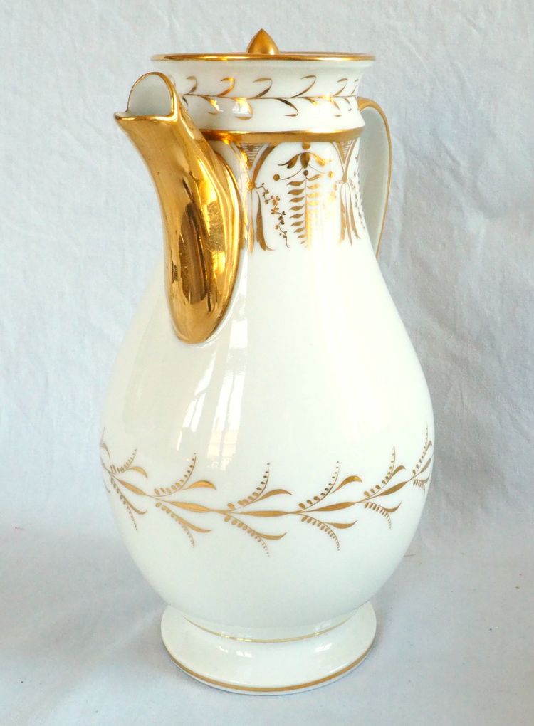 Empire-era coffee pot made of Paris porcelain with fine gold decoration