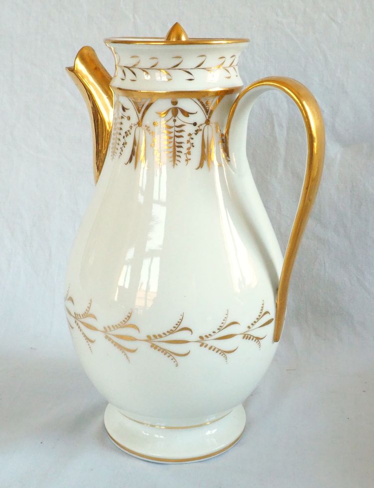 Empire-era coffee pot made of Paris porcelain with fine gold decoration