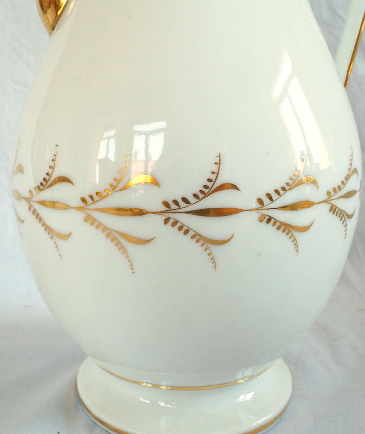 Empire-era coffee pot made of Paris porcelain with fine gold decoration