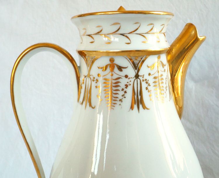 Empire-era coffee pot made of Paris porcelain with fine gold decoration