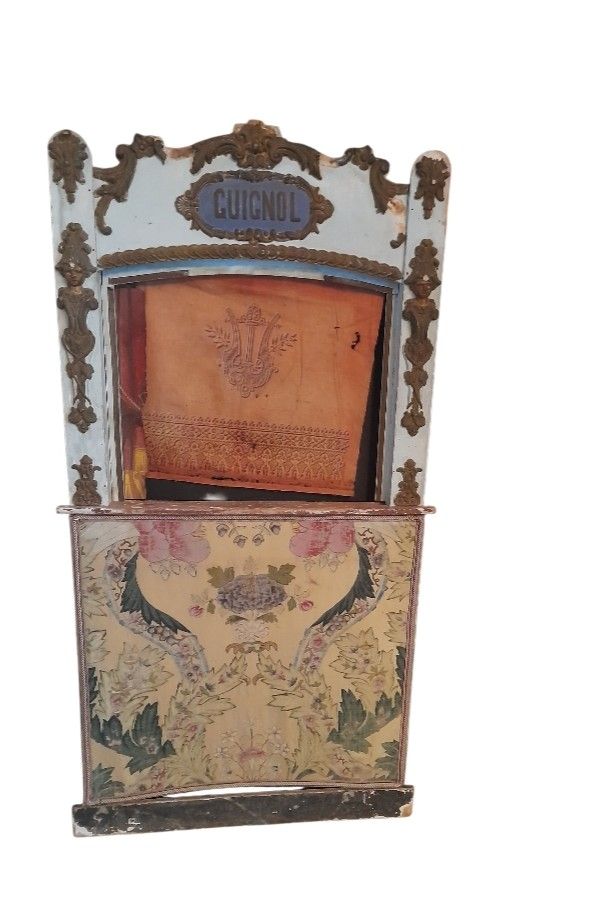 Guignol son théâtre et 6 marionnettes 